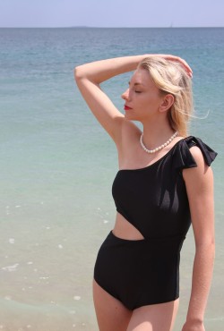 "BLACK" -  Ολόσωμο μαγιό με έναν ώμο & φιόγκο